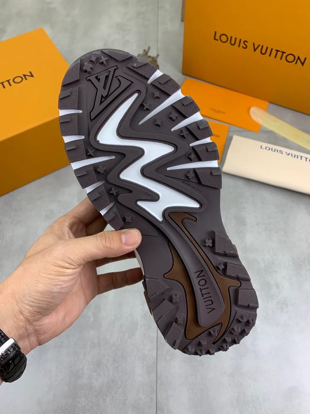 Men's Men's Shoes💰P740 New High Version LV Louis Vuitton L Jialu Brand Runner Tatic Series Thick Sole Casual Sports Shoes Running Shoes Original Purchase Development Production This LV Runner Tatic sports shoe combines technical materials such as mesh fabric and ribbons to interpret the inspiration of traditional mountaineering shoes. LV letters are written on one side, the lariat buckle of the quick lacing system is embellished with Monogram flowers and Louis Vuitton logos, and the light and wear-resistant rubber outsole completes the whole package. The delivery counter is beautifully packaged🛍📦 ▪️Fabrics: Original imported custom technical fabric + mesh ▪️Inner lining: Original customized breathable mesh ▪️Sole: Original open-molded anti-slip rubber combination material ▪️Sole thickness: 4CM ▪️Size: Men's 39-44 (38 45 (customized)